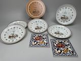 plusieurs assiettes et assiettes décorées, posées sur une table