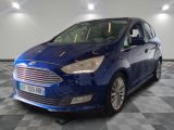 une Ford C-Max bleue garée sur un sol à damier