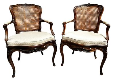 paire de fauteuils à dossier en rotin de style Louis XV