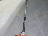 une machine à corder filaire posée par terre à côté d'une paire de skis