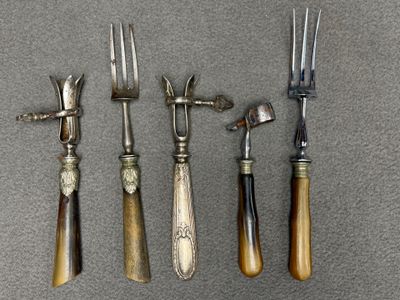 Trois manches à gigot et deux fourchettes de service à décou…