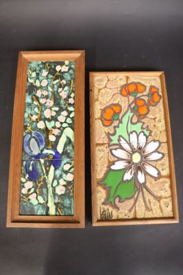 2 carreaux de céramique encadrés à décor émaillé de fleurs, …