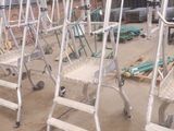 beaucoup de chaises qui sont entreposées dans un entrepôt