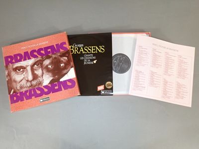 trois livres sont posés sur une table les uns à côté des autres