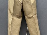 un gros plan sur un pantalon accroché au mur