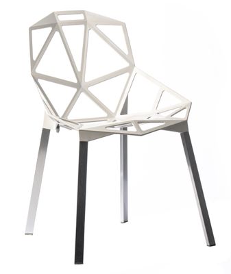 une chaise blanche ornée d'un motif géométrique