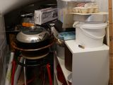 une petite cuisine équipée d'une cuisinière et d'un réfrigérateur