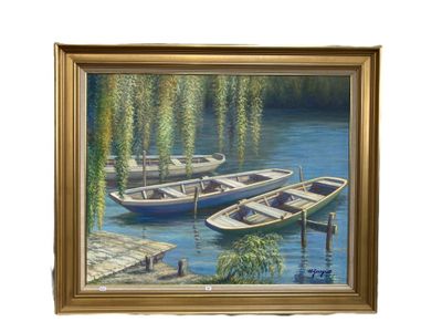 une peinture représentant trois bateaux sur l'eau près d'un quai