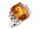 une bague en saphir orange et diamants
