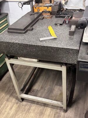 un établi sur lequel sont posés des outils, dans un atelier