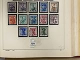 un livre ouvert sur lequel sont apposés des timbres et où figure une note sur la page