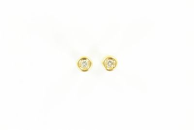 une paire de boucles d'oreilles en diamant sur fond blanc