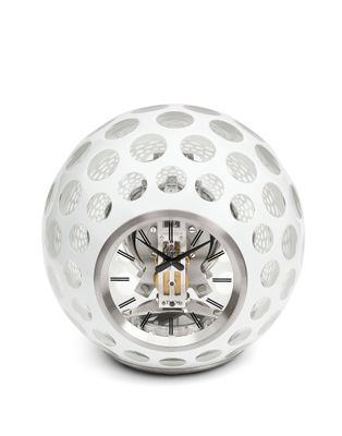 une horloge blanche posée sur une table