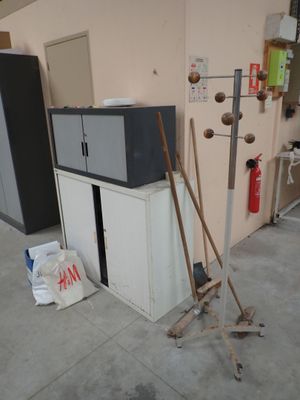 deux réfrigérateurs et un congélateur dans une chambre