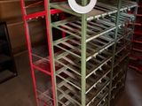 un porte-serviettes sur lequel est posé un rouleau de papier toilette