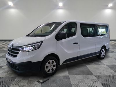 la camionnette blanche est garée sur un sol carrelé en damier