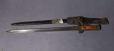 un couteau et un porte-couteau sur une table