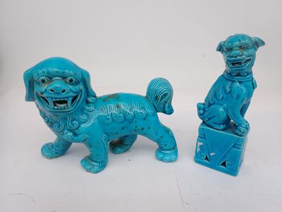 une paire de figurines « foo foo » bleues sur fond blanc