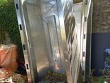 une porte métallique ouverte dans la cour