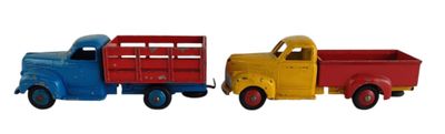deux camions miniatures placés l'un à côté de l'autre sur une surface blanche