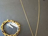 un collier et un bracelet sont posés sur une table