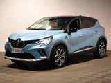 une voiture bleue garée dans un garage au sol en damier