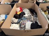 une boîte en carton remplie de vêtements et d'autres objets