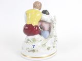 une figurine représentant deux personnes assises sur un rocher
