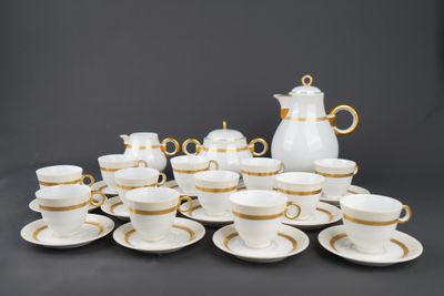 beaucoup de tasses et de soucoupes posées sur la table