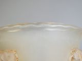 un vase blanc avec des fleurs posé sur une table