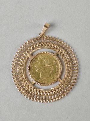 un gros plan d'une pièce d'or dans un pendentif circulaire