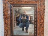 un homme se prenant en photo dans un miroir