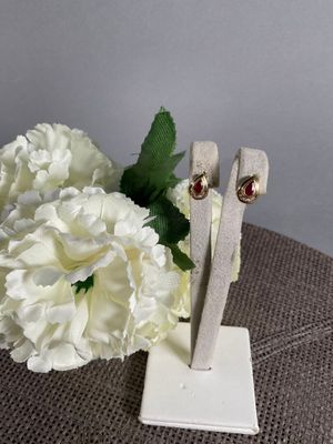 Paire de boutons d'oreille en or jaune 18K formant une goutt…