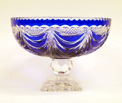 une image représentant un saladier en verre bleu posé sur une table