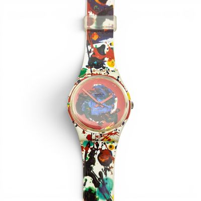 un gros plan d'une montre-bracelet ornée d'un motif floral