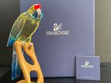 une figurine représentant un perroquet perché sur une table