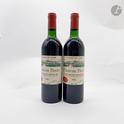 deux bouteilles de vin rouge posées l'une à côté de l'autre sur une surface blanche