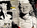 un tableau représentant une femme en robe rouge et un homme sur une photo en noir et blanc