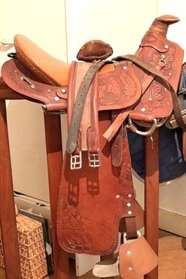 une selle de cheval posée sur un support dans une pièce