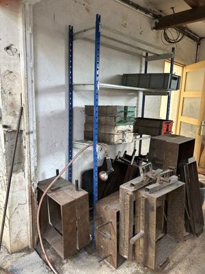 une pièce où se trouvent tout un tas d'outils