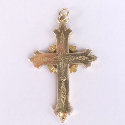 pendentif en forme de croix en plaqué or sur fond blanc, avec un fond blanc