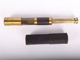 un gros plan d'un télescope dans un étui noir et doré