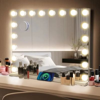 une coiffeuse avec un miroir et beaucoup de produits de maquillage dessus