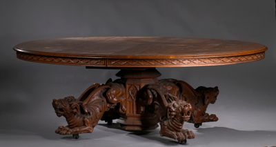 une table en bois dont le plateau est orné de sculptures
