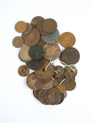 une pile de vieilles pièces de monnaie sur une surface blanche