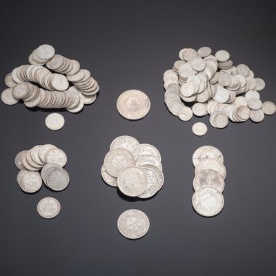 quelques pièces sont éparpillées sur une surface noire avec un fond gris