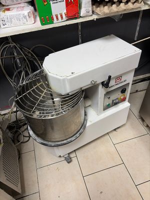 un mixeur posé par terre dans la cuisine