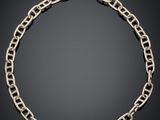 un bracelet à chaîne en argent avec des maillons et des fermoirs sur fond noir