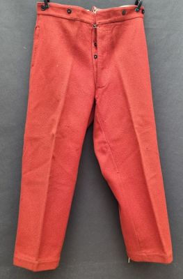 un pantalon rouge suspendu à un cintre