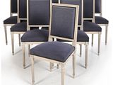 un ensemble de six chaises avec des assises rembourrées bleues